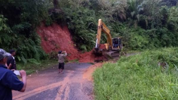 Diguyur Hujan Deras, Jalan Poros Desa Sassa Tertutup Material Longsor