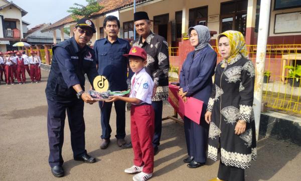 Harumkan Nama Limbangan Garut, Anak Yatim Ini Sabet Juara 1 Nembang Pupuh Tingkat Jabar