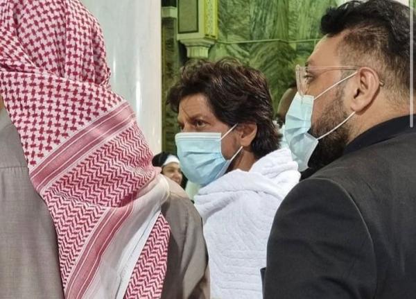 Beda Agama dengan Istri, Shah Rukh Khan Umrah hanya Didampingi Bodyguard