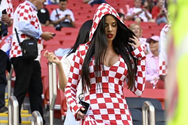 Tampil Seksi saat Nonton Piala Dunia, Miss Kroasia Jadi Sorotan Penonton di Tribun