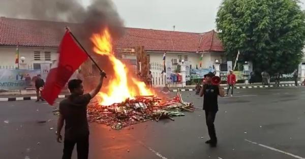 Demo di Kantor Bupati Ricuh,  Mahasiswa Lebak   Bakar Karangan Bunga dan Saling Dorong dengan Polisi