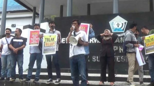 AJI Kendari Aksi Tutup Mulut di DPRD Sultra Tolak Sejumlah Pasal R-KUHP Mengancam Kemerdekaan Pers