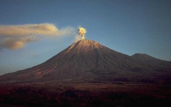 Makin Berbahaya, Gunung Semeru Semburkan Abu Vulkanis Hingga Ketinggian 400 Meter