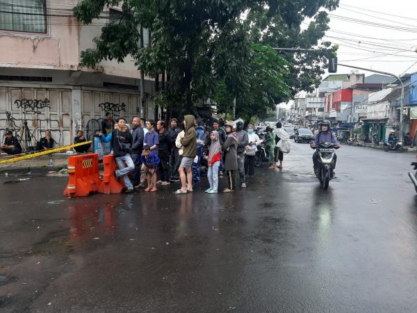 Warga Bandung Beramai-ramai Saksikan Pasca Bom Bunuh Diri, Warga: Cuma Ingin Tahu Aja!