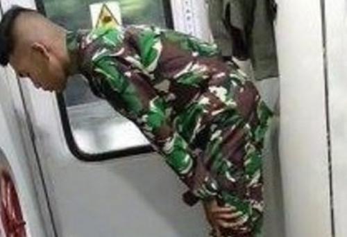 Prajurit TNI Khusyuk Sholat di Gerbong Kereta, Netizen: Semoga Allah Selalu Melindungi