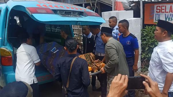 Isak Tangis Keluarga Pecah Saat Jenazah Lord Rangga Tiba Di Rumah Duka 8273