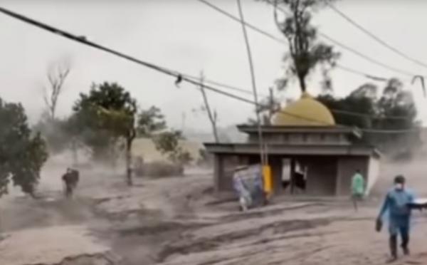 Viral, Masjid Berkubah Kuning Kokoh Disapu Lahar Panas Semeru