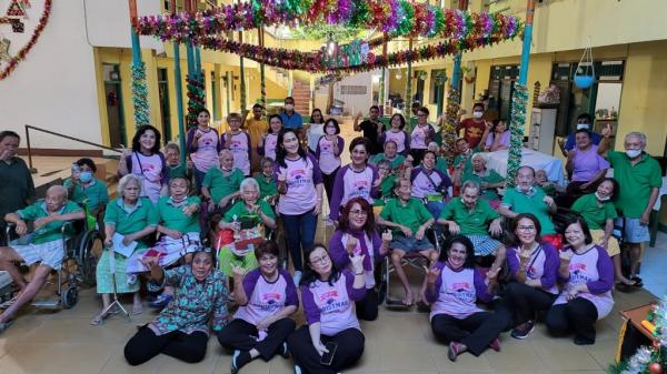 Peringati Natal 2022, Perempuan IKaT Nusantara Berbagi Kasih ke Panti Jompo