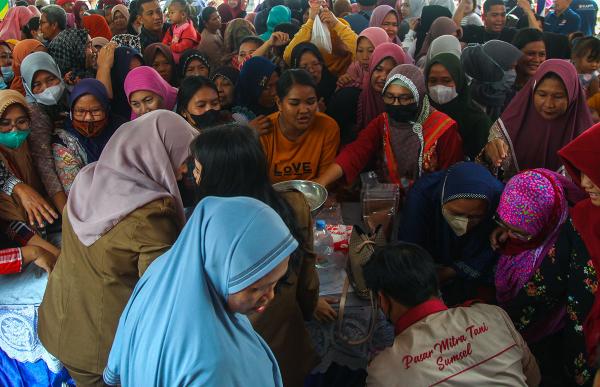 Momen Warga Palembang Berebut Telur dan Bawang Gratis pada Gerakan Pangan Murah