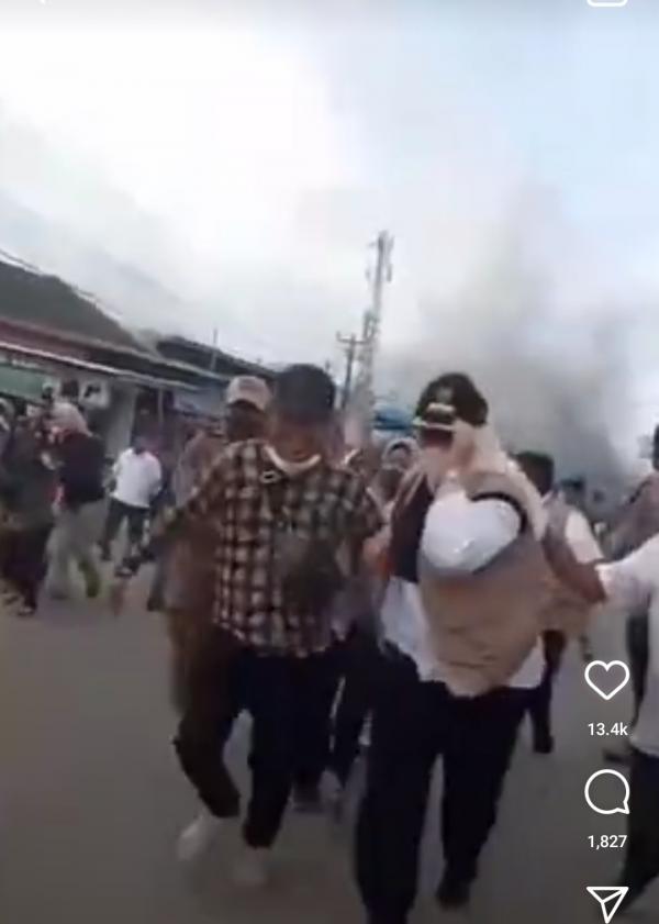 Karawang Gempar! Rombongan Bupati Cellica Dihujani  Batu oleh Massa yang Kalap di Rengasdengklok