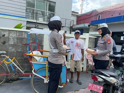 Polwan Ditlantas Polda Sulbar Bagikan Makanan dan Masker Gratis