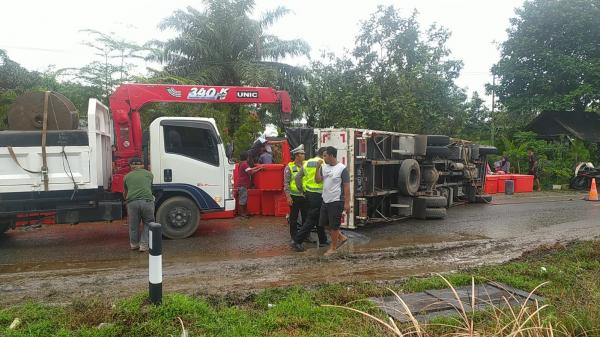 Hilang Kendali, Truk Bermuatan 5 Ton Udang Terguling di Bangka Barat