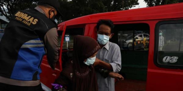 Naik Angkot, Warga Korban Gempa Cianjur Antusias Dapat Bantuan Presiden Jokowi