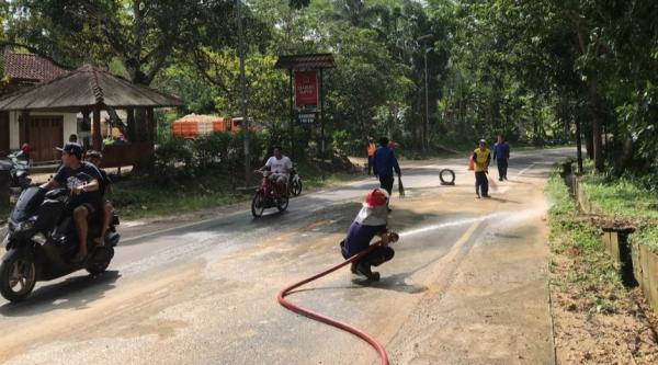 Aktivitas Keluar Masuk Truk Tambang Galian C sebabkan Jalan Nasional Kotor, Petugas Damkar Bersihkan