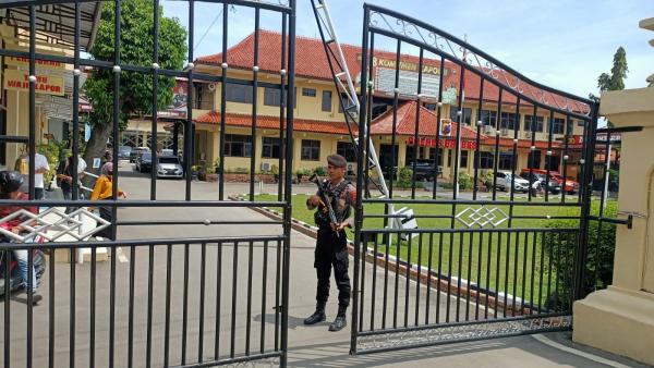 Pasca Bom Bunuh Diri di Bandung, Polisi Bersenjata Lengkap Siaga di Pintu Masuk Polres Brebes