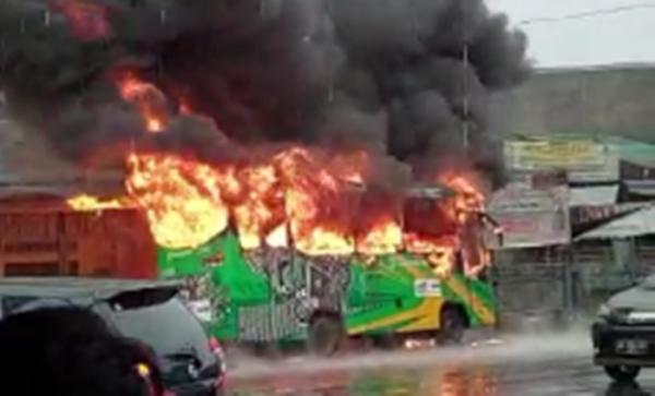 Bus Trans Metro Deli Terbakar di Jalan Jamin Ginting, Ini Diduga Penyebabnya