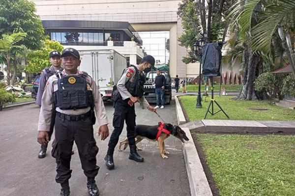 Antisipasi Teror Bom, Anjing Pelacak Sterilisasi Lokasi Pernikahan Putra Presiden Jokowi