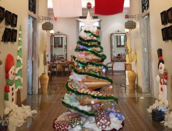Jelang Natal Hotel Bersolek, Ada Hiasan Natal Ikan Cupang Hidup di Solia Zigna