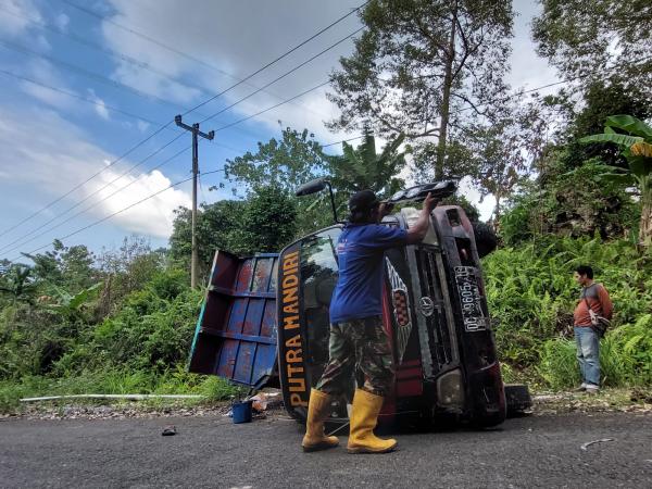 Truk Terguling Di Tikungan Tubo Majene, Supir Dan Penumpang Terlempar ...