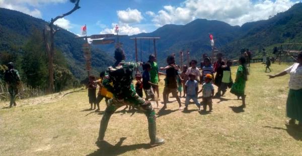 Satgas Yonif Raider 303/SSM Kenalkan Seni Bela Diri Pencak Silat Kepada Anak-anak di Papua
