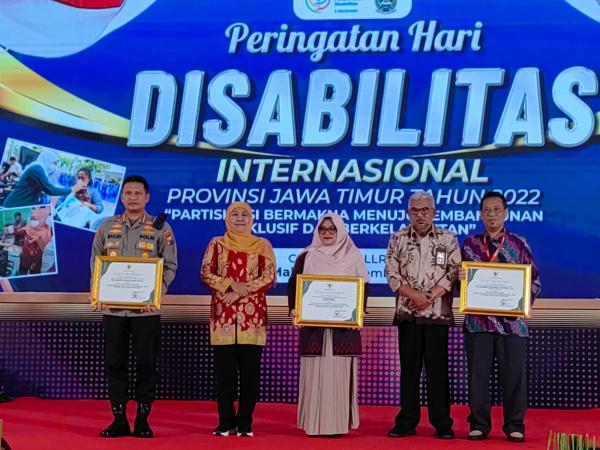 Pekerjakan 1108 Disabilitas, Gubernur Khofifah Beri Alfamart Penghargaan