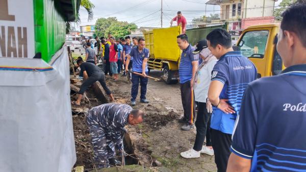Langganan Banjir, Masyarakat Gotong Royong Bersihkan Selokan di Jalan SPBU Kampung Jawa Muntok