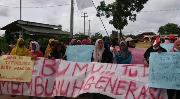 Limbah Masuk di Pemukiman, Ratusan Warga Desa Sukabanjar Lamsel Tuntut PT Woongsol Ditutup