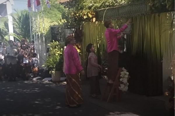 Beda Tempat, Presiden Jokowi Pasang Bleketepe di Rumah Solo lalu Kamar Pengantin Dihias Erina