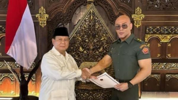 Menhan RI Prabowo Subianto Anugerahkan Pangkat Kehormatan TNI-AD Kepada Deddy Corbuzier