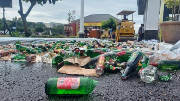 Pemkot Kota Tasikmalaya Musnahkan Ribuan Botol Miras Hasil Razia