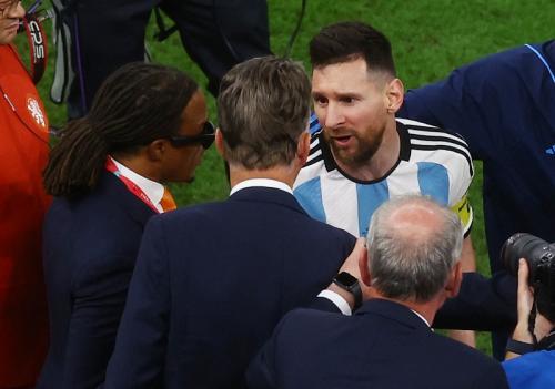 Aksi Selebrasi Gol Emosional Lionel Messi di Depan Louis van Gaal, Fotonya Viral!