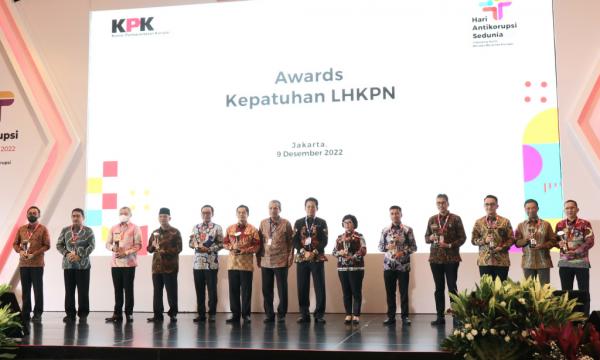 Sukseskan Hari Anti Korupsi Sedunia,  Bank Jatim Raih Penghargaan LHKPN 2022