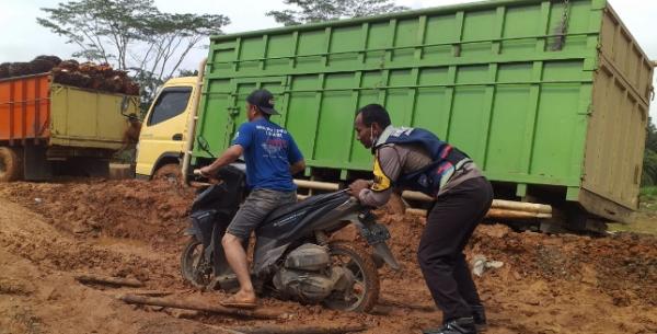 Jalan Penghubung Desa Rusak, Polda Jambi Kerahkan Personel Bantu Warga Atasi Kendaraan Terpuruk