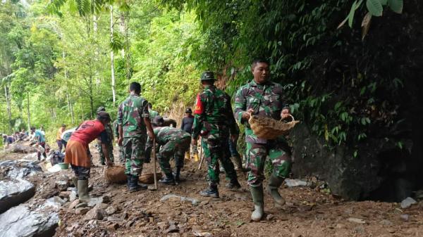 Bantu Kesulitan Petani, Kodim 0107 Asel Kerja Bakti Penimbunan Jalan Tani Samadua