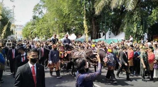 Tiba di Pura Mangkunegaran, Jokowi Turun dari Kereta Kencana dan Sapa Warga