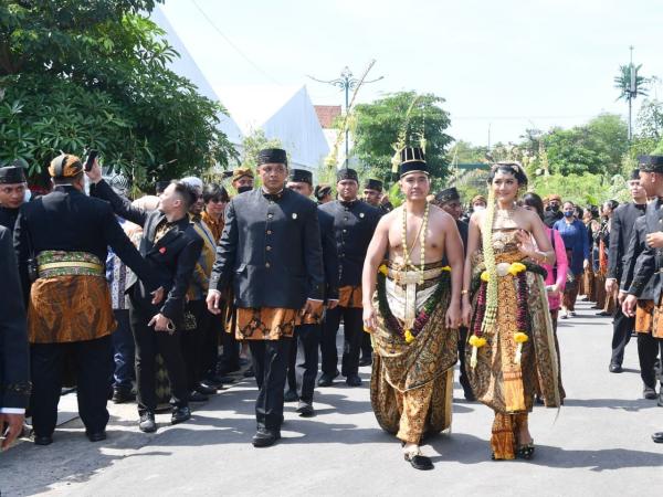 Kaesang-Erina Tampil Bagaikan Raja dan Permaisuri saat Kirab Tasyakuran di Pura Mangkunegaran