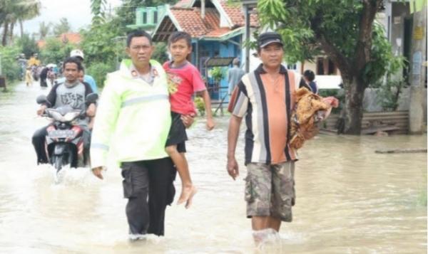 Banjir Rob Masih Menggenang di Kecamatan Ulujami, Satpol PP Pemalang Galang Donasi