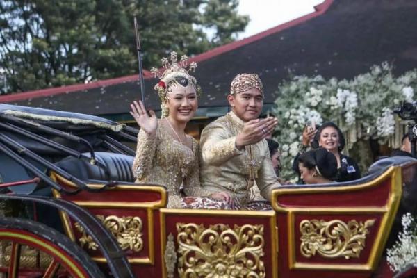 Kirab Pernikahan Kaesang dan Erina dari Loji Gandrung ke Pura Mangkunegaran Pakai 12 Kereta Kencana
