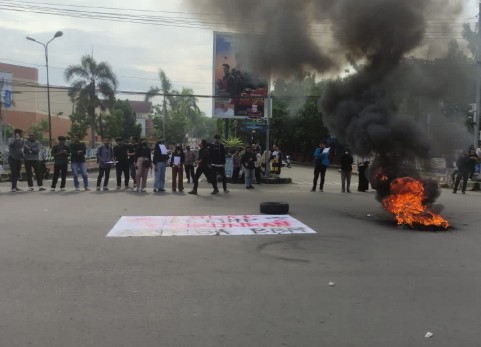 Demo Mahasiswa Cirebon Tolak KUHP dan Kenaikan Harga BBM, Massa Aksi Blokade Jalan Bakar Ban
