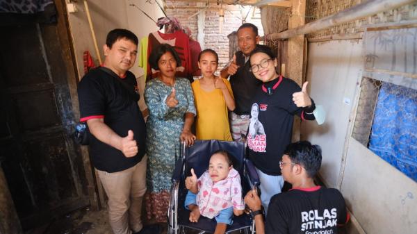 Yayasan Rolas Sitinjak Foundation Bagikan Kursi Roda dan Sembako untuk Warga Dukuh Karya