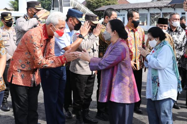 Ganjar Bungkuk Salami Puan di Depan Megawati usai Nikahan Kaesang-Erina