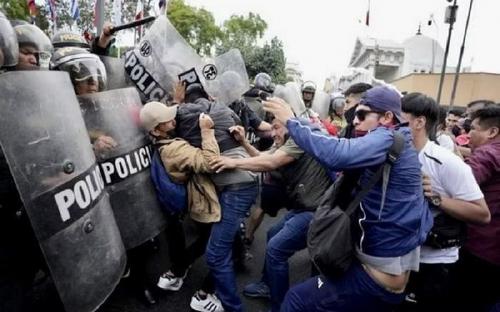 Usai Presiden Peru Dikudeta, Pengunjuk Rasa Bentrok dengan Polisi! 20 Orang Terluka