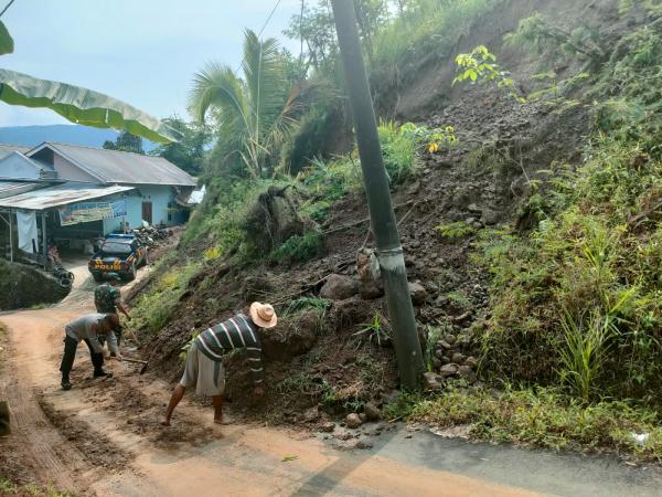 Polsek Watukumpul Bersama TNI dan Warga Bersihkan Timbunan Tanah Longsor di Jalan Desa Tlagasana