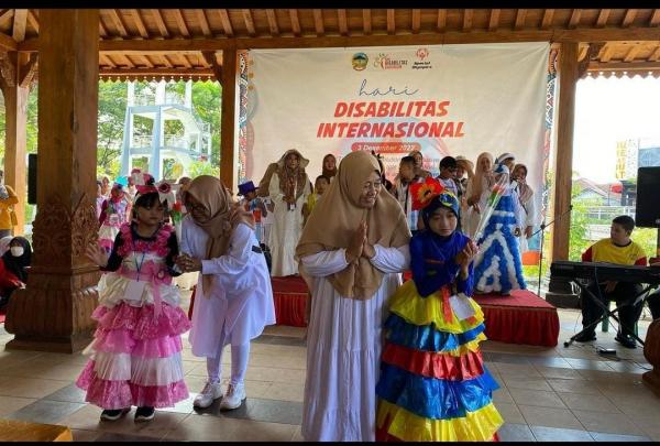 Peringati Hari Disabilitas, Anak-Anak Difabel di Banyumas Gembira