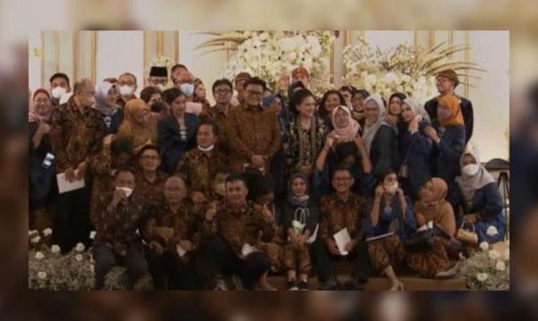 Lucu, Sesi Foto Bersama Kaesang hingga Presiden Jokowi Malah Ketutupan