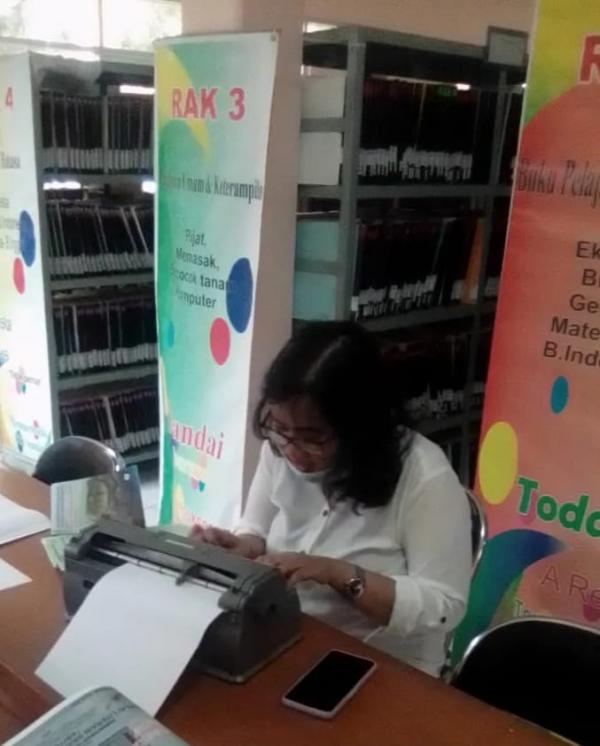 Ini Kisah Singkat Desak Gede Delonix yang Menjadi Pustakawan Braille