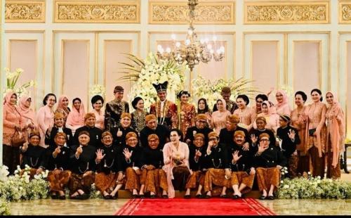 Jajaran para Menteri Jokowi Berfoto Pose Jongkok di Pernikahan Kaesang-Erina
