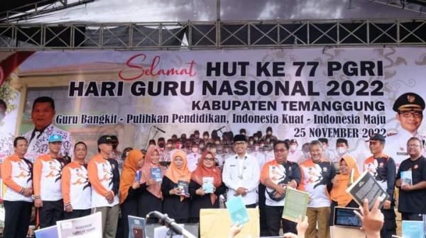 Peringati HUT PGRI Ke-77, Ribuan Guru di Temanggung Bersama Bupati Ikuti Jalan Sehat