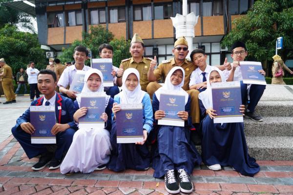 Siswa-siswi Asal Garut Berprestasi di Tingkat Nasional dan Provinsi, Wabup Helmi Beri Apresiasi