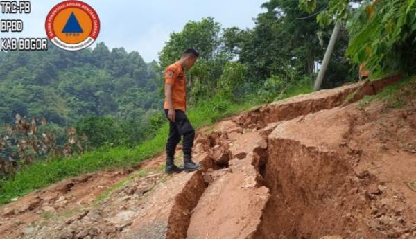 Jalan Penghubung Dua Desa di Bogor Patah Akibat Pergeseran Tanah